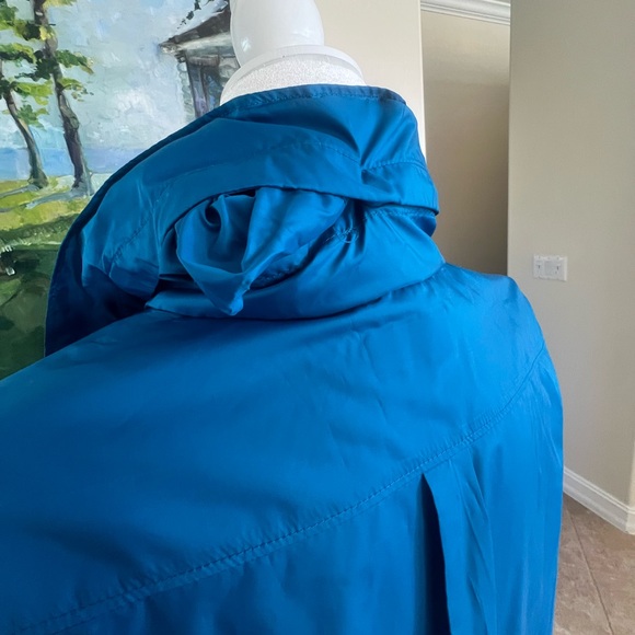 COLUMBIA WOMAN’s wind rain jacket breaker with hood. Long back to cover bottom - Picture 4 of 12